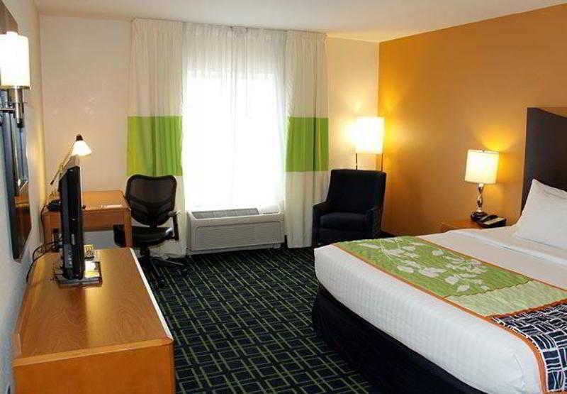 Fairfield Inn And Suites By Marriott Fort Wayne Room photo
